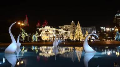 新年之夜`巴库，装饰着灯光和图案的圣诞树。 阿塞拜疆
